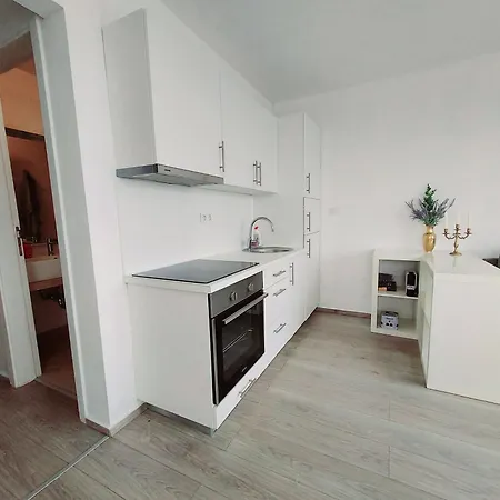 Apartman Modern Sea View With One Bedroom And Kitchen